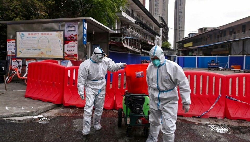 Arbejdere udenfor markedet, som betragtes som arnestedet for coronapandemien i flere nye studier. Billedet er taget i marts 2020.