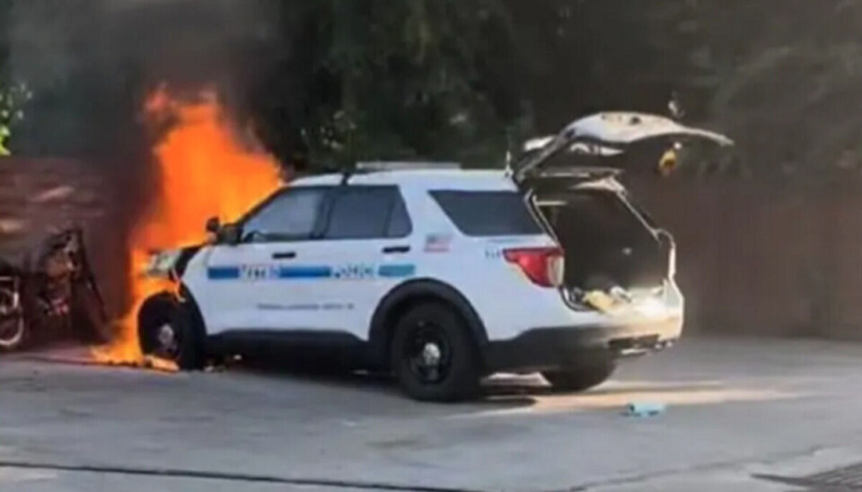 Der udbrød omgående brand i bilen. Der udbrød omgående brand i bilen.