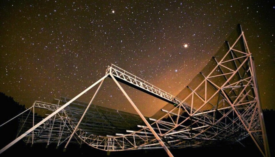 -teleskopet i Canada opfangede det mærkelige radiosignal, der har rejst i flere milliarder år.CHIME CHIME-teleskopet i Canada opfangede det mærkelige radiosignal, der har rejst i flere milliarder år.