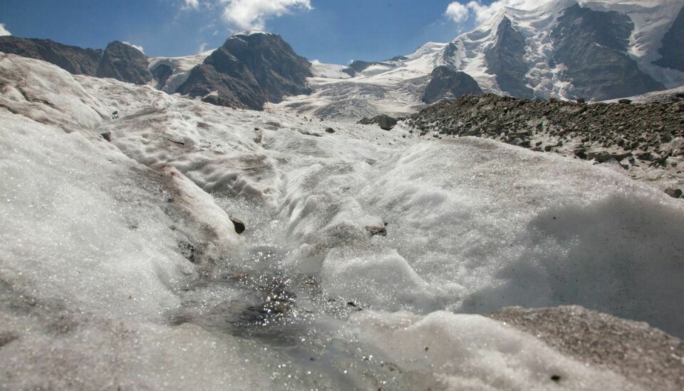 Smeltevand på en gletsjer i Schweiz i Alperne, hvor gletsjere har kurs mod at miste den største masse i mindst 60 år. (Arkivfoto).