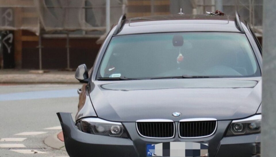 Det var i denne store, sorte, BMW den 42-årige drønede rundt - til sidst på tre hjul. Det var i denne store, sorte, BMW den 42-årige drønede rundt - til sidst på tre hjul.