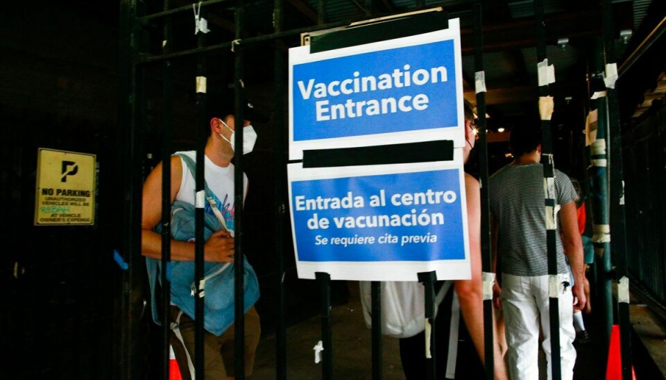 Folk venter i kø for at få en vaccination mod abekopper på en klinik i Brooklyn i New York i sidste weekend.