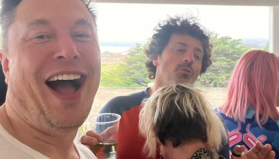 Musk har lagt dette foto ud for at vise, at han fester sammen med hans ven Sergey Brin.
