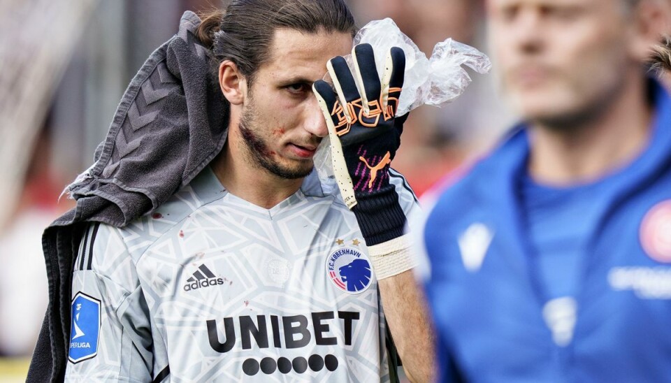 FC Københavns målmand Kamil Grabara må udgå efter sammenstød med AaB's Mathias Ross i 3F Superligakampen mellem AaB og FC København på Aalborg Portland Park, søndag den 24. juli 2022.