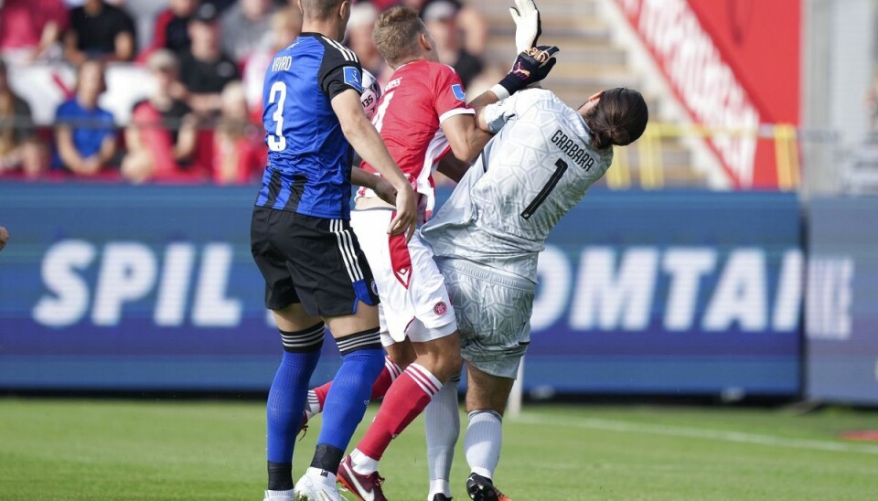 Kamil Grabara slog sig i et sammenstød med AaB's Mathias Ross.