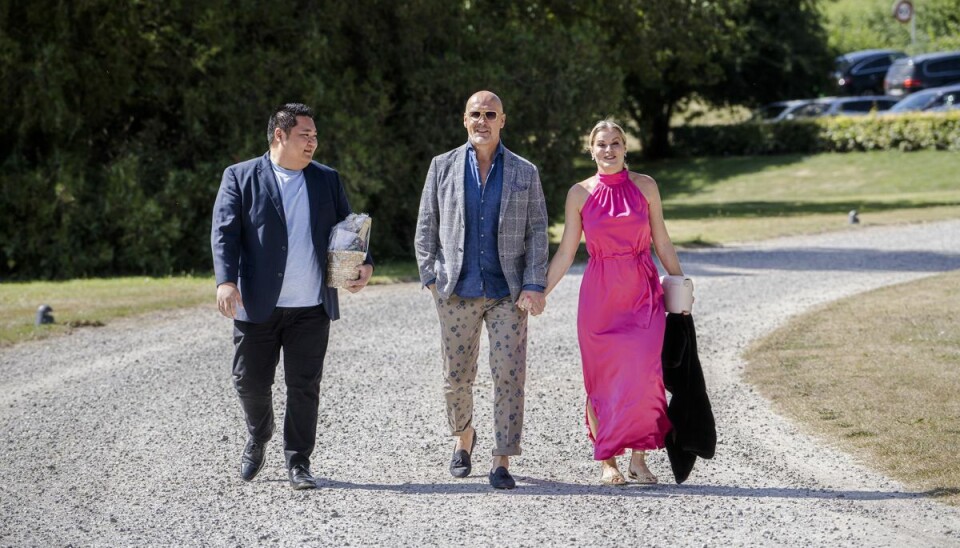 Blandt bryllupsgæsterne er kagekendissen Micki Cheng (til venstre) og vejrværten Cecilie Hother (til højre). Blandt bryllupsgæsterne er kagekendissen Micki Cheng (til venstre) og vejrværten Cecilie Hother (til højre).