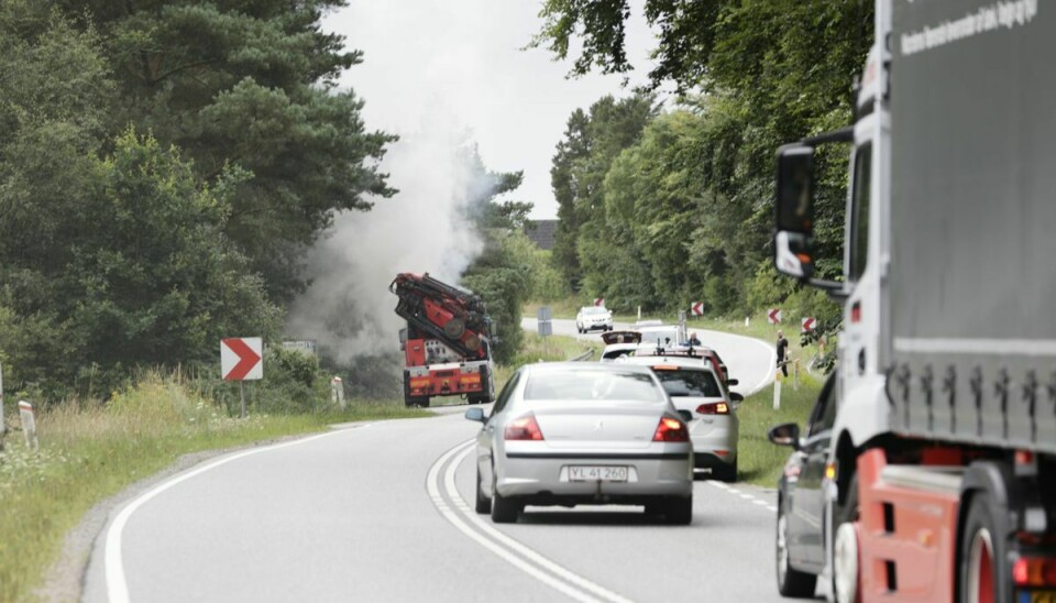 Den brændende lastbil spærrer vejen.