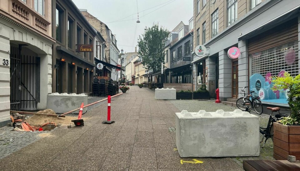 Fredag blev der sat betonklodser op i Frederiksgade i Aarhus.