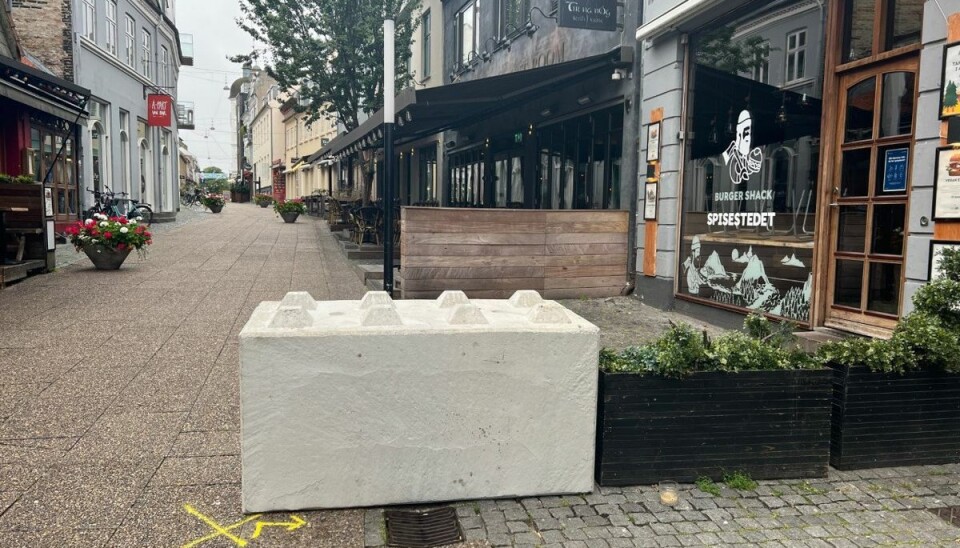 Fredag blev der sat betonklodser op i Frederiksgade i Aarhus.