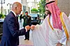 Præsident Joe Biden er fredag aften dansk tid landet i Saudi-Arabien, hvor han har hilst på kronprins Mohammed bin Salman med et såkaldt 'fist bump'.