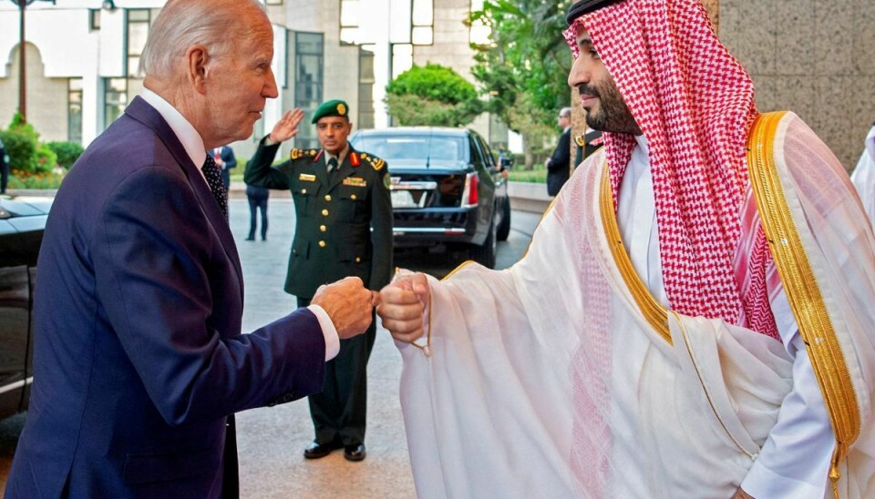Præsident Joe Biden er fredag aften dansk tid landet i Saudi-Arabien, hvor han har hilst på kronprins Mohammed bin Salman med et såkaldt 'fist bump'.