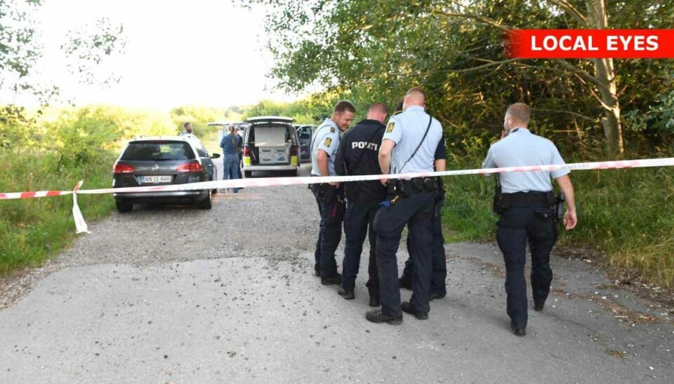 Politiet efterforsker stedet, hvor den 27-årige blev fundet død. Politiet efterforsker stedet, hvor den 27-årige blev fundet død.