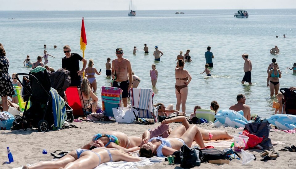 Onsdag kan varmerekorden i Danmark blive slået. Også tirsdag var det varmt, hvilket fik mange mennesker til at søge mod strand og vand. Her på Enø. Onsdag kan varmerekorden i Danmark blive slået. Også tirsdag var det varmt, hvilket fik mange mennesker til at søge mod strand og vand. Her på Enø.