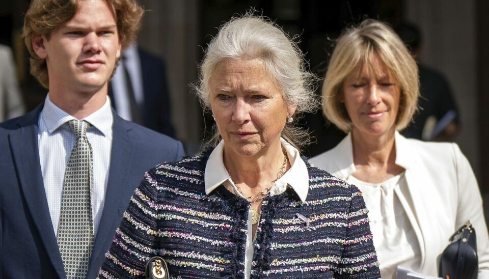 Alexandra Pettifer forlader her retten i London. Hun har fået en undskyldning af BBC og en stor sum penge. Alexandra Pettifer forlader her retten i London. Hun har fået en undskyldning af BBC og en stor sum penge.