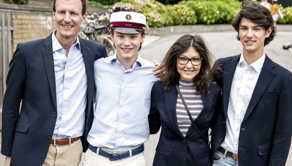 Prins Felix fylder 20 år den 22. juli. I 2021 blev han student fra Gammel Hellerup Gymnasium. I den anledning blev han fotograferet med sine forældre, prins Joachim og grevinde Alexandra, og sin storebror, prins Nikolai. Prins Felix fylder 20 år den 22. juli. I 2021 blev han student fra Gammel Hellerup Gymnasium. I den anledning blev han fotograferet med sine forældre, prins Joachim og grevinde Alexandra, og sin storebror, prins Nikolai.