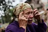 Raisa Shapoval, 83, græder foran et område, der er ramt af et militært angreb i Chuhuiv, omkring 6 kilometer fra frontlinien i Kharkiv-regionen i Ukraine 16. juli 2022.