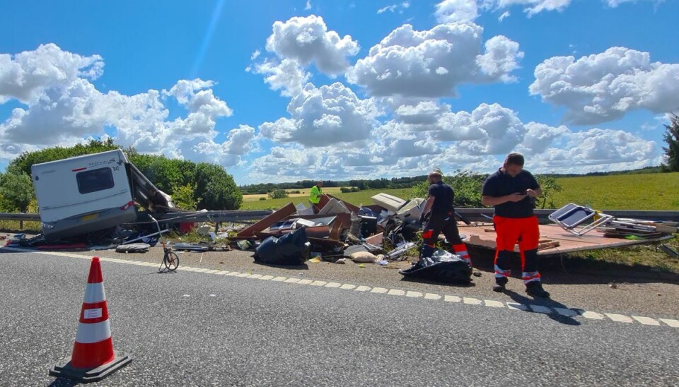 Campingvognen blev fuldstændig revet fra hinanden efter ulykken. Campingvognen blev fuldstændig revet fra hinanden efter ulykken.