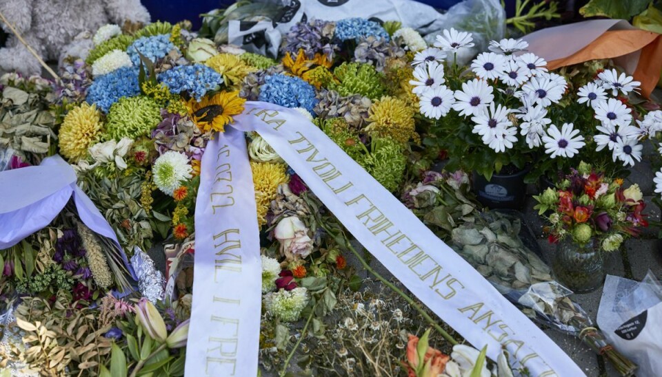 Blomster fra de ansatte foran Tivoli Friheden. Tivoli Friheden genåbner i Aarhus, onsdag den 20. juli 2022. Tivoli Friheden har været lukket siden torsdagens dødsulykke og i dag genåbnes der i tidsrummet klokken 14 -18. Forlystelserne er slukkede, restauranterne lukkede og højttalerne tavse. Blomster fra de ansatte foran Tivoli Friheden. Tivoli Friheden genåbner i Aarhus, onsdag den 20. juli 2022. Tivoli Friheden har været lukket siden torsdagens dødsulykke og i dag genåbnes der i tidsrummet klokken 14 -18. Forlystelserne er slukkede, restauranterne lukkede og højttalerne tavse.