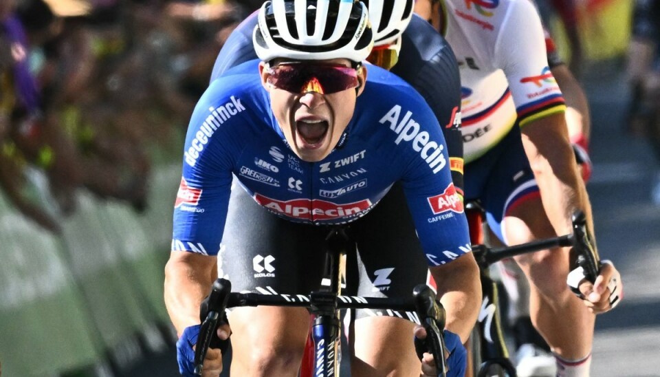 Jasper Philipsen vinder 15. etape for næsen af Mads Pedersen. Jasper Philipsen vinder 15. etape for næsen af Mads Pedersen.