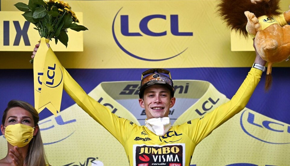 Jonas Vingegaard på podiet i den gule trøje efter at have forsvaret sin førsteplads på 16. etape af årets Tour de France. Jonas Vingegaard på podiet i den gule trøje efter at have forsvaret sin førsteplads på 16. etape af årets Tour de France.