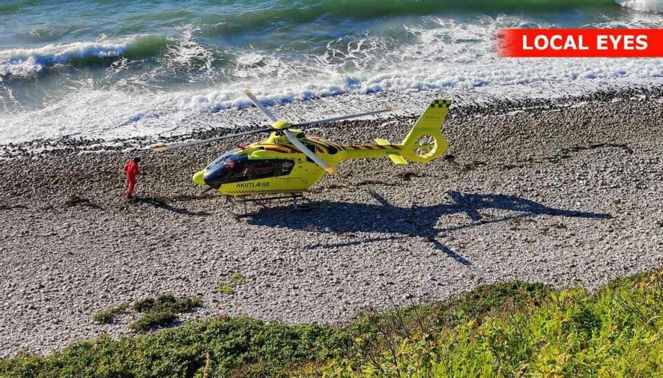 Lægehelikopter på stranden omkring ulykkesstedet. Lægehelikopter på stranden omkring ulykkesstedet.