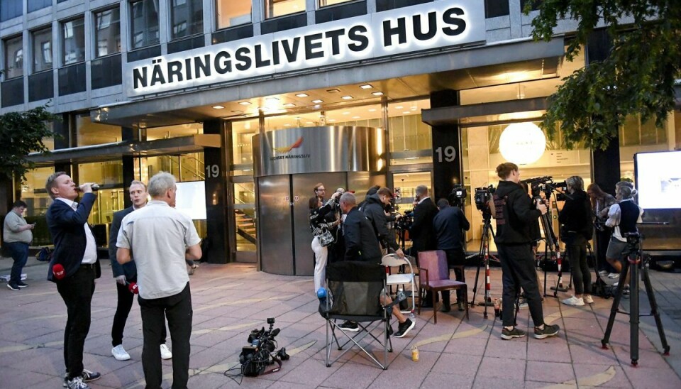 Flere medier ventede mandag foran Näringslivets Hus i Stockholm, hvor forhandlingerne mellem SAS og selskabets piloter foregik.