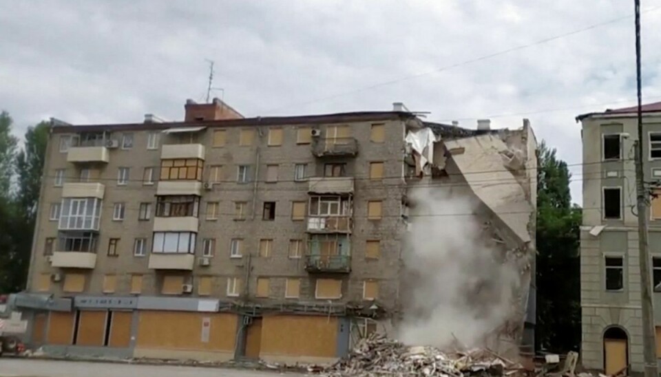 Ukraine siger, at mindst 40 mennesker er blevet dræbt under russiske granatbombardementer af civile byområder i de seneste tre dage. Her er det en boligblok i Tjuhuiv i Kharkiv-regionen, der blev ramt lørdag.