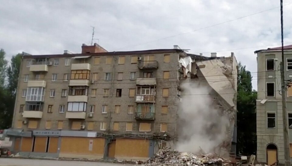 Ukraine siger, at mindst 40 mennesker er blevet dræbt under russiske granatbombardementer af civile byområder i de seneste tre dage. Her er det en boligblok i Tjuhuiv i Kharkiv-regionen, der blev ramt lørdag. Ukraine siger, at mindst 40 mennesker er blevet dræbt under russiske granatbombardementer af civile byområder i de seneste tre dage. Her er det en boligblok i Tjuhuiv i Kharkiv-regionen, der blev ramt lørdag.