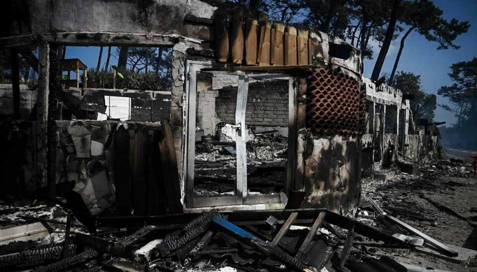 Campingpladsen 'Les Flots Bleus' er blevet svært medtaget af en skov- og naturbrand, der har hærget i regionen Gironde i det sydvestlige Frankrig. Mandag blev der rundt om i Frankrig sat en stribe nye varmerekorder.