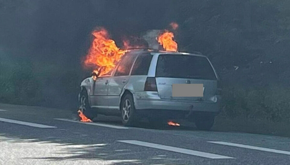 En person sad inde i bilen, da den brændte, oplyste politiet.
