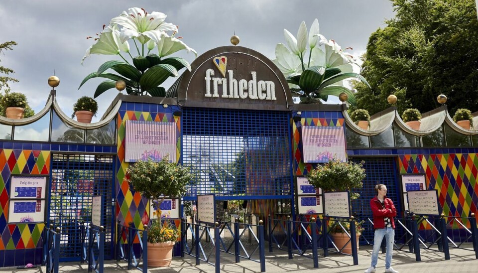 En 14-årig pige mistede torsdag livet ved en ulykke i en af forlystelserne i Tivoli Friheden i Aarhus. En 14-årig pige mistede torsdag livet ved en ulykke i en af forlystelserne i Tivoli Friheden i Aarhus.