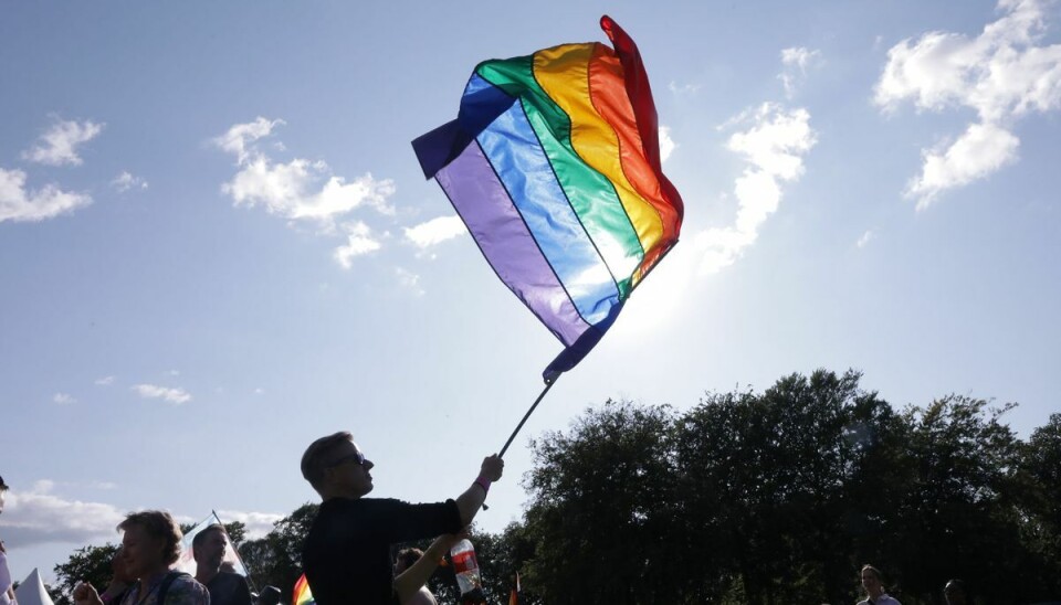 Her bliver et regnbueflag svinget til Worldpride i København. Her bliver et regnbueflag svinget til Worldpride i København.