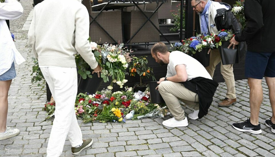 Folk lægger blomster ved det sted i Visby, hvor en 64-årig psykiater i sidste uge blev stukket ihjel under den politiske festival Almedalsveckan i Visby i Sverige.