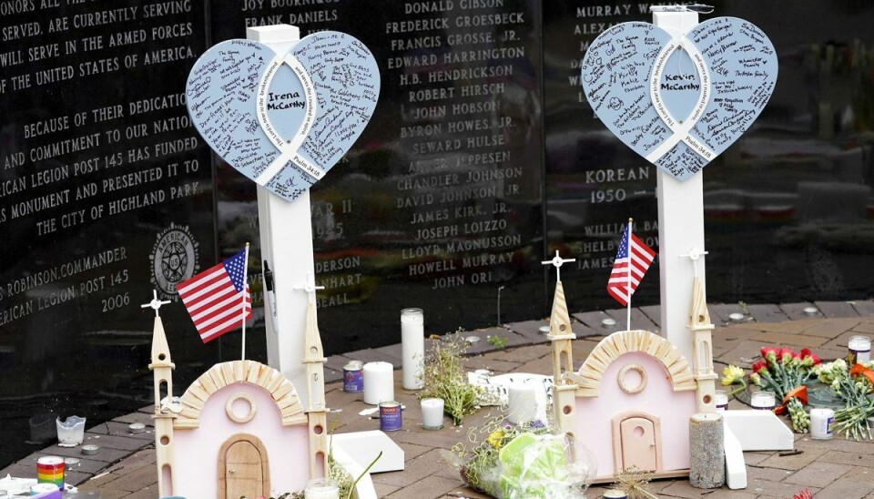 37-årige Kevin McCarthy og hans hustru, 35-årige Irina McCarthy, var blandt de syv mennesker, der mandag blev dræbt i et skyderi i Chicago-forstaden Highland Park. Nu er deres toårige søn, Aiden, forældreløs. 37-årige Kevin McCarthy og hans hustru, 35-årige Irina McCarthy, var blandt de syv mennesker, der mandag blev dræbt i et skyderi i Chicago-forstaden Highland Park. Nu er deres toårige søn, Aiden, forældreløs.