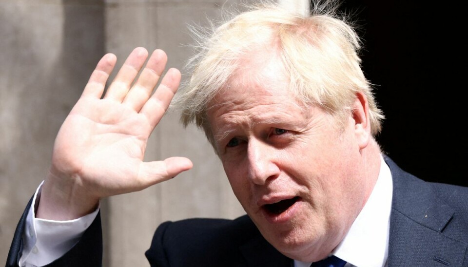 Premierminister Boris Johnson trækker sig, skriver flere medier. Premierminister Boris Johnson trækker sig, skriver flere medier.