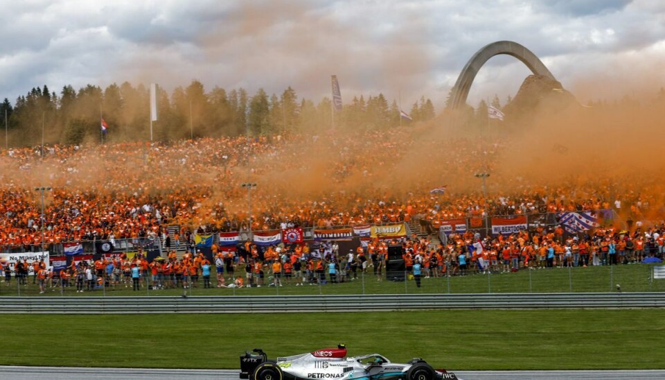 Lewis Hamilton passerer her en tribune med tilhængere af hollænderen Max Verstappen. Hamilton er rystet over at høre tilskuere juble, da han kørte galt under lørdagens kvalifikation. Lewis Hamilton passerer her en tribune med tilhængere af hollænderen Max Verstappen. Hamilton er rystet over at høre tilskuere juble, da han kørte galt under lørdagens kvalifikation.