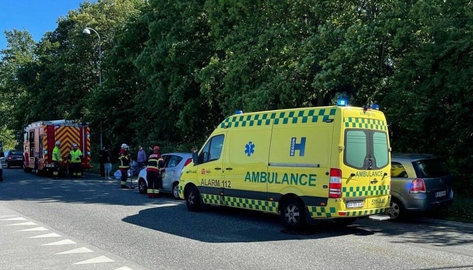 En ambulance fremme på stedet.