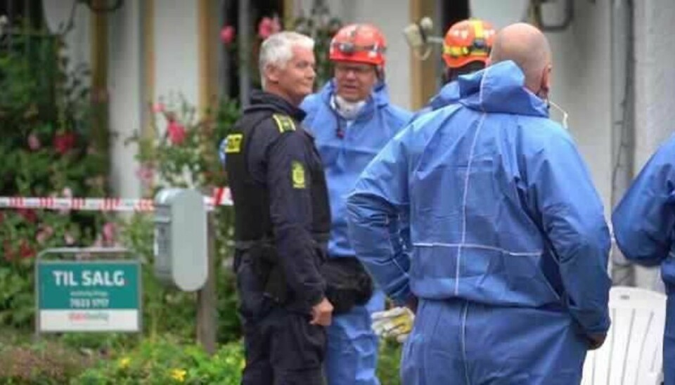 Kriminaltekniker og politiet har arbejdet på stedet fredag formiddag.