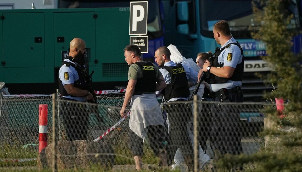 Den formodede gerningsmand bliver ført væk fra gerningsstedet i DNA-dragt. Den formodede gerningsmand bliver ført væk fra gerningsstedet i DNA-dragt.