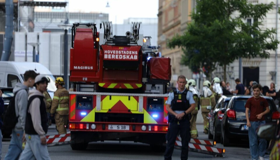 En mand i kørestol måtte reddes ud af den brændende lejlighed. En mand i kørestol måtte reddes ud af den brændende lejlighed.