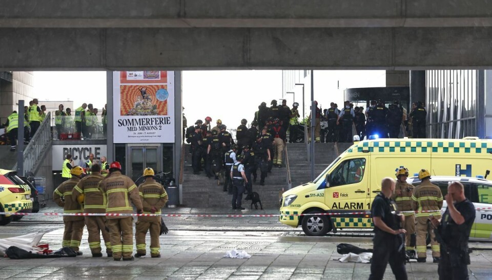Politifolk og ambulancer på plads foran storcenteret Fields på Amager, hvor et voldsomt skyderi fandt sted søndag. Mange mennesker formåede at flygte fra stedet, mens andre fandt vej til butikkers baglokaler for at komme i sikkerhed. Politifolk og ambulancer på plads foran storcenteret Fields på Amager, hvor et voldsomt skyderi fandt sted søndag. Mange mennesker formåede at flygte fra stedet, mens andre fandt vej til butikkers baglokaler for at komme i sikkerhed.