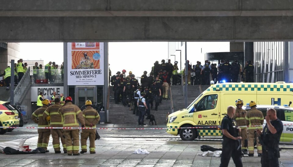 Politifolk og ambulancer på plads foran storcenteret Fields på Amager, hvor et voldsomt skyderi fandt sted søndag. Mange mennesker formåede at flygte fra stedet, mens andre fandt vej til butikkers baglokaler for at komme i sikkerhed.