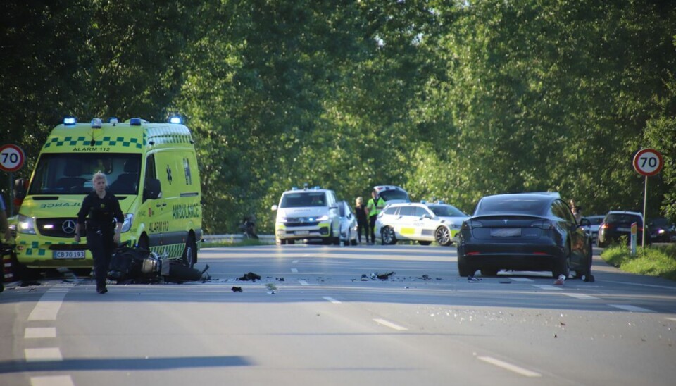 En personbil og en motorcykel kørte sammen torsdag aften. En personbil og en motorcykel kørte sammen torsdag aften.
