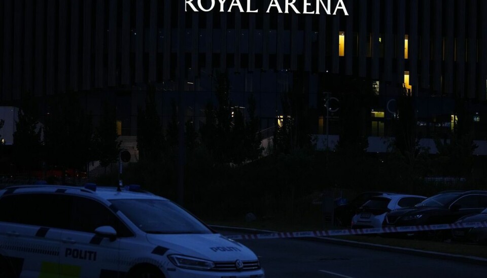 Royal Arena bliver ikke søndag aften vært for en koncert med Harry Styles. Politiet har aflyst koncerten i Royal Arena, der ligger lige ved siden af storcenteret Field's, hvor der søndag har været et skyderi, hvor et ukendt antal personer er blevet dræbt. Royal Arena bliver ikke søndag aften vært for en koncert med Harry Styles. Politiet har aflyst koncerten i Royal Arena, der ligger lige ved siden af storcenteret Field's, hvor der søndag har været et skyderi, hvor et ukendt antal personer er blevet dræbt.