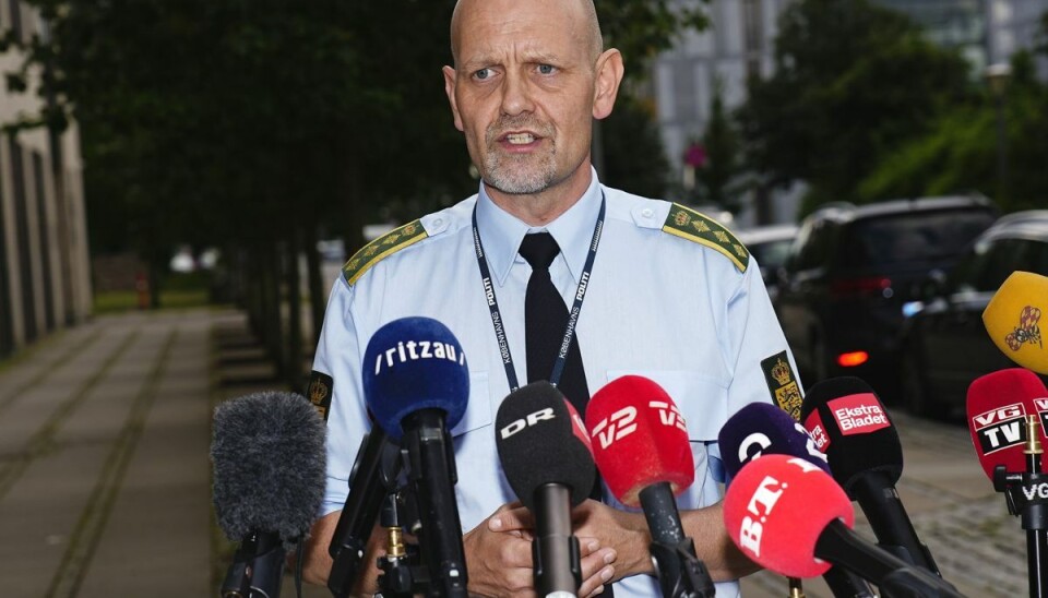 Politiinspektør Dannie Rise holdt pressebriefing foran Teglholm Allé, hvor han gav seneste nyt om efterforskningen af søndagens skyderi i Field's. Politiinspektør Dannie Rise holdt pressebriefing foran Teglholm Allé, hvor han gav seneste nyt om efterforskningen af søndagens skyderi i Field's.