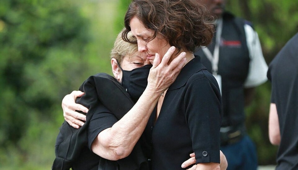 Dom Phillips' enke, Alessandra Sampaio, ses her søndag under begravelsen i Niteroi nær Rio de Janeiro.
