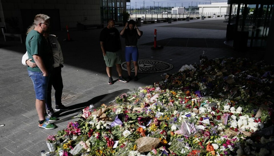 Mange blomster er lagt foran shoppingcenteret Field's, tre dage efter skyderiet, København, onsdag den 6. juli 2022.