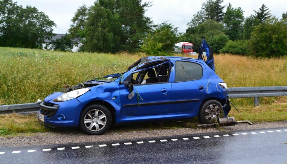 Bilen blev hurtigt halet op af grøften. Bilen blev hurtigt halet op af grøften.