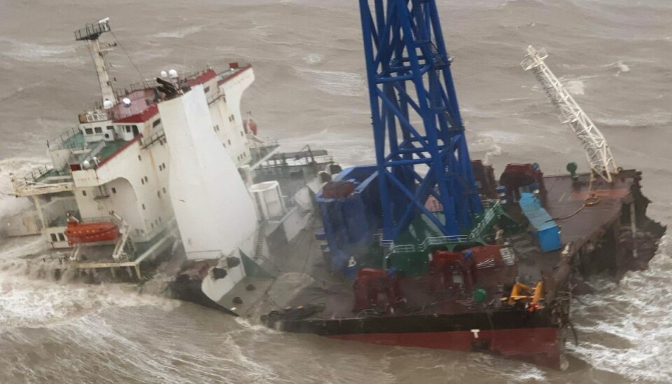 Her ses det nødstedte skib lørdag, efter at det var brækket i to under en tropisk storm i Hongkong. Her ses det nødstedte skib lørdag, efter at det var brækket i to under en tropisk storm i Hongkong.