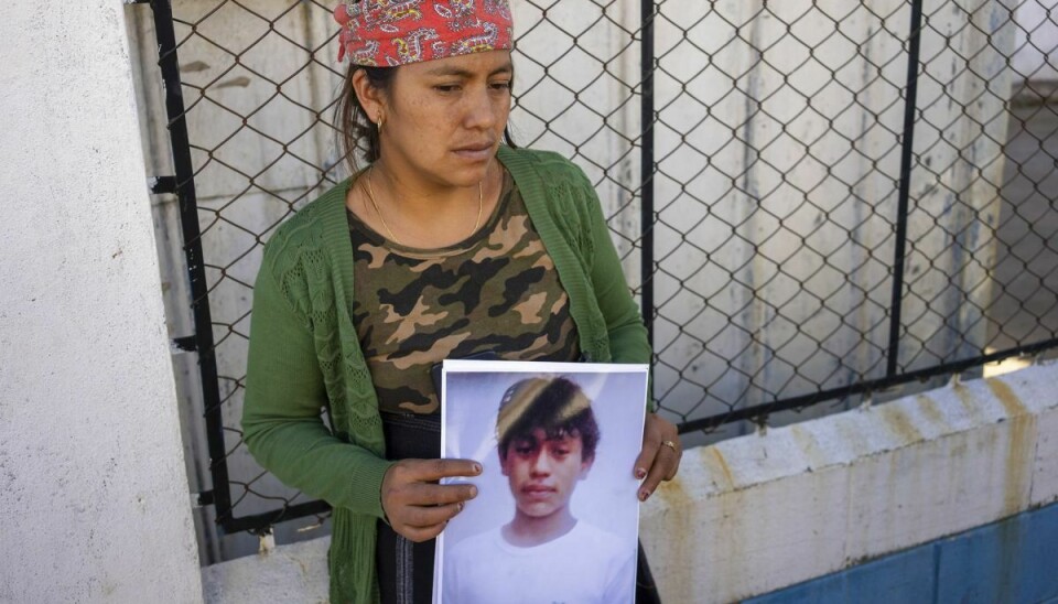 Maria Sipac Coj fra Guatemala holder et billede op af sin søn, Pascual Melvin Guachiac. Ham og hans fætter, Wilmer Tulul, blev begge fundet døde i en lastbil i Texas mandag. De var begge 13 år.